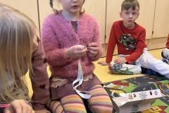 42.-6-7a-lapsed-tutvustasid-enda-voidetud-spordivoistluste-medaleid